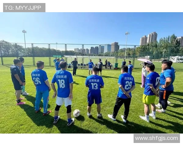 球星在绿茵场上挥洒汗水 足球画框中的精彩瞬间